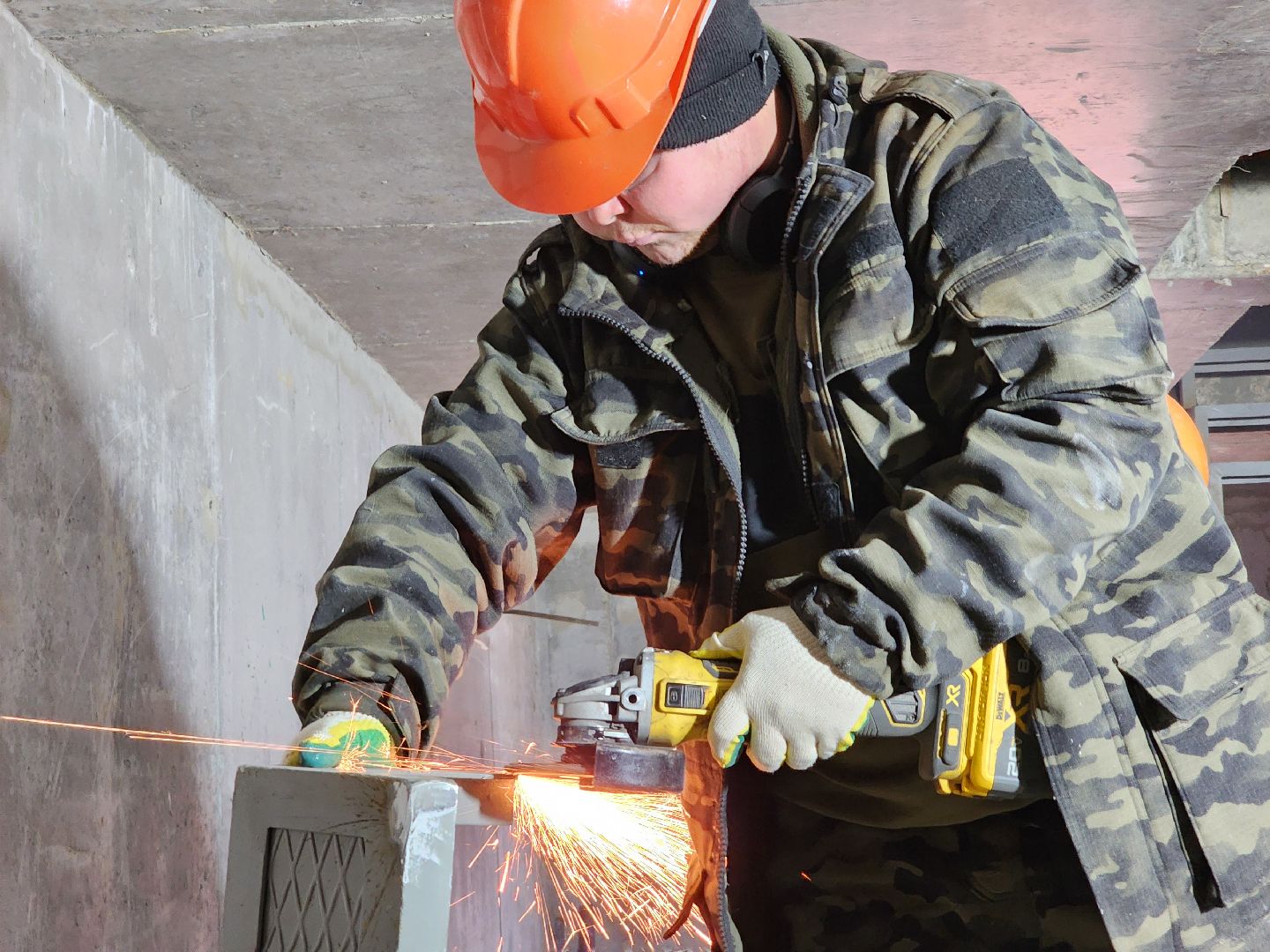 чехов, поселок мещерское, психиатрическая больница, новый лечебный корпус, строительство, реконструкция, монтаж металлоконструкций, пожарная лестница, воздуховоды, система вентиляции, инженерные сети, внутренняя отделка помещений, каменная кладка, перегородки, сварочные работы, нацпроект здравоохранение, госпрограмма московской области,