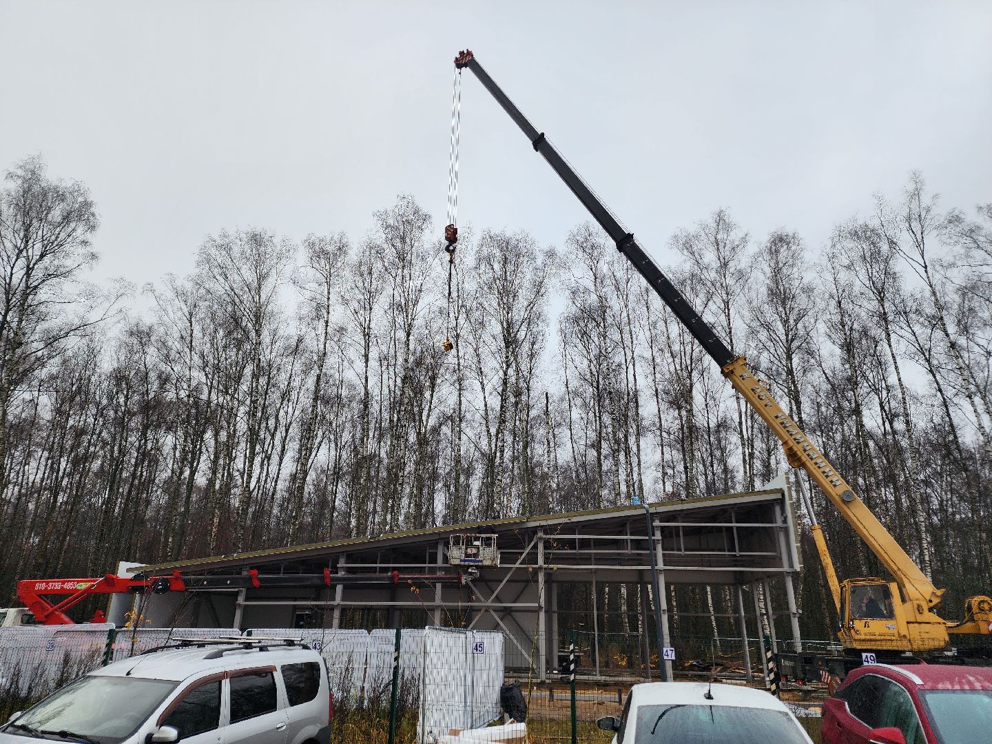 чехов, микрорайон губернский, лесопарк, строительство, реконструкция, благоустройство, лесная зона отдыха,  многофункциональный павильон, кровля, наружные стены, сэндвич панели, монтаж и покраска, остекление, монтаж полов, входная группа,  госпрограмма московской области, формирование комфортной городской среды, комиссия, проверка, замглавы округа александр ротнов,видеокамеры, лавочки, пешеходные дорожки,