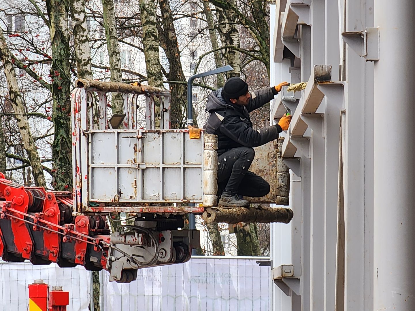 чехов, микрорайон губернский, лесопарк, строительство, реконструкция, благоустройство, лесная зона отдыха,  многофункциональный павильон, кровля, наружные стены, сэндвич панели, монтаж и покраска, остекление, монтаж полов, входная группа,  госпрограмма московской области, формирование комфортной городской среды, комиссия, проверка, замглавы округа александр ротнов,видеокамеры, лавочки, пешеходные дорожки,