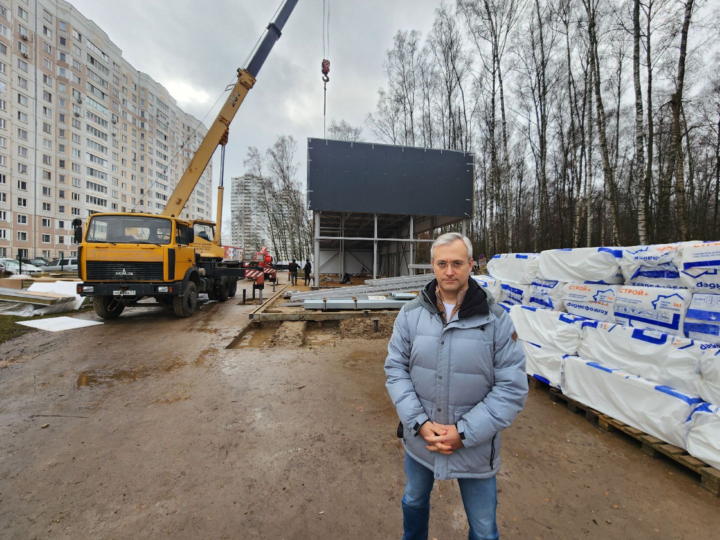 чехов, микрорайон губернский, лесопарк, строительство, реконструкция, благоустройство, лесная зона отдыха,  многофункциональный павильон, кровля, наружные стены, сэндвич панели, монтаж и покраска, остекление, монтаж полов, входная группа,  госпрограмма московской области, формирование комфортной городской среды, комиссия, проверка, замглавы округа александр ротнов,видеокамеры, лавочки, пешеходные дорожки,