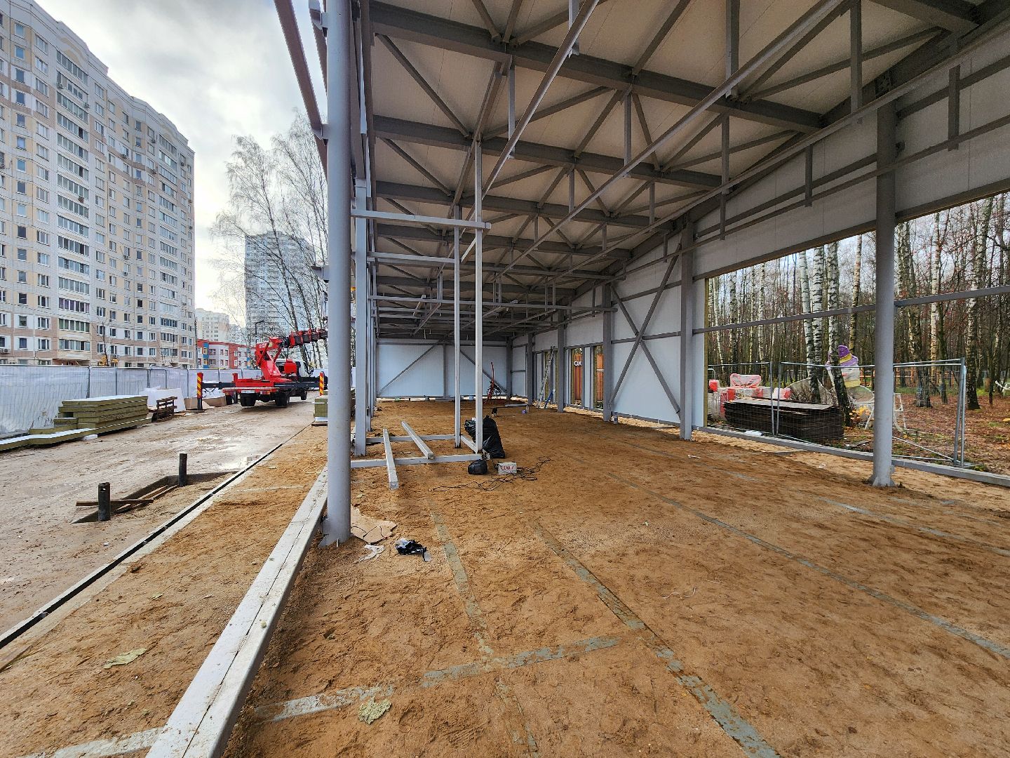 чехов, микрорайон губернский, лесопарк, строительство, реконструкция, благоустройство, лесная зона отдыха,  многофункциональный павильон, кровля, наружные стены, сэндвич панели, монтаж и покраска, остекление, монтаж полов, входная группа,  госпрограмма московской области, формирование комфортной городской среды, комиссия, проверка, замглавы округа александр ротнов,видеокамеры, лавочки, пешеходные дорожки,