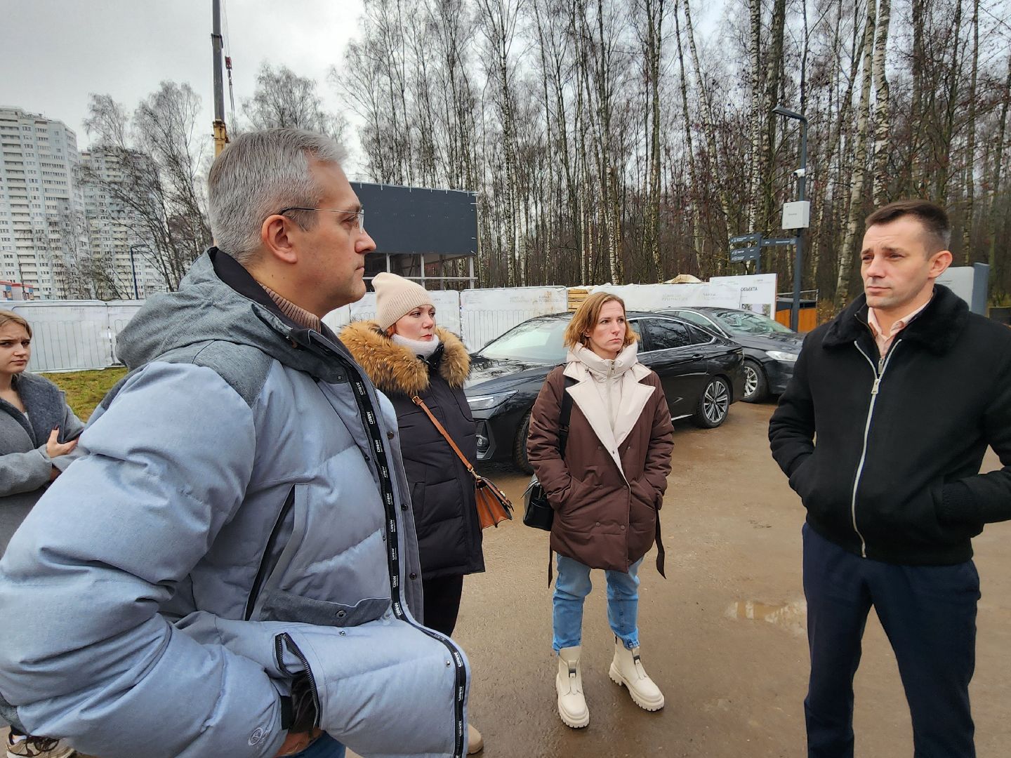 чехов, микрорайон губернский, лесопарк, строительство, реконструкция, благоустройство, лесная зона отдыха,  многофункциональный павильон, кровля, наружные стены, сэндвич панели, монтаж и покраска, остекление, монтаж полов, входная группа,  госпрограмма московской области, формирование комфортной городской среды, комиссия, проверка, замглавы округа александр ротнов,видеокамеры, лавочки, пешеходные дорожки,