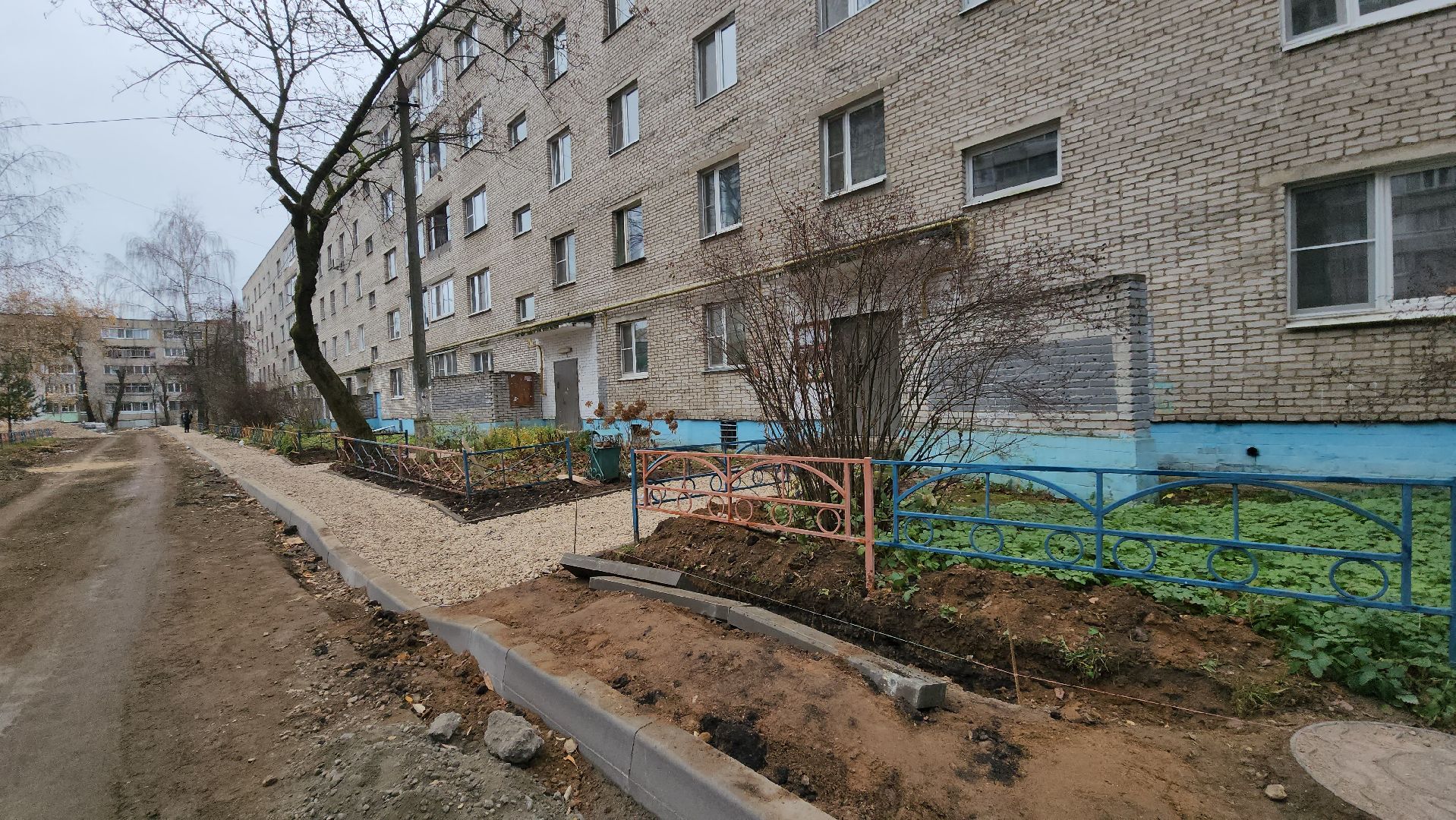 подготовка к асфальтированию, Обустройство пешеходных тротуаров , благоустройство двора, Лобня,