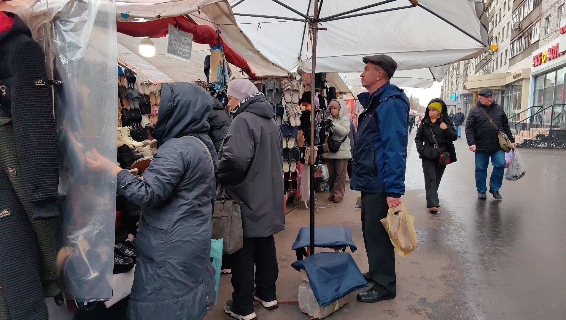 ярмарка,  носки, лосины, верблюжья  варежки,