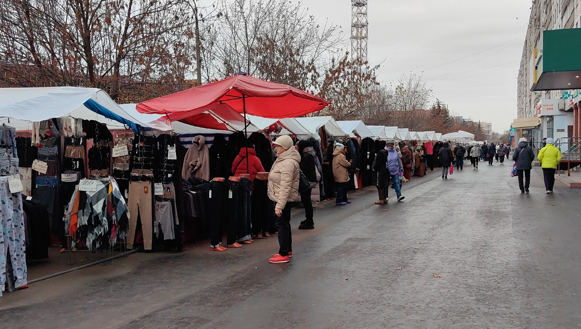 ярмарка,  носки, лосины, верблюжья  варежки,