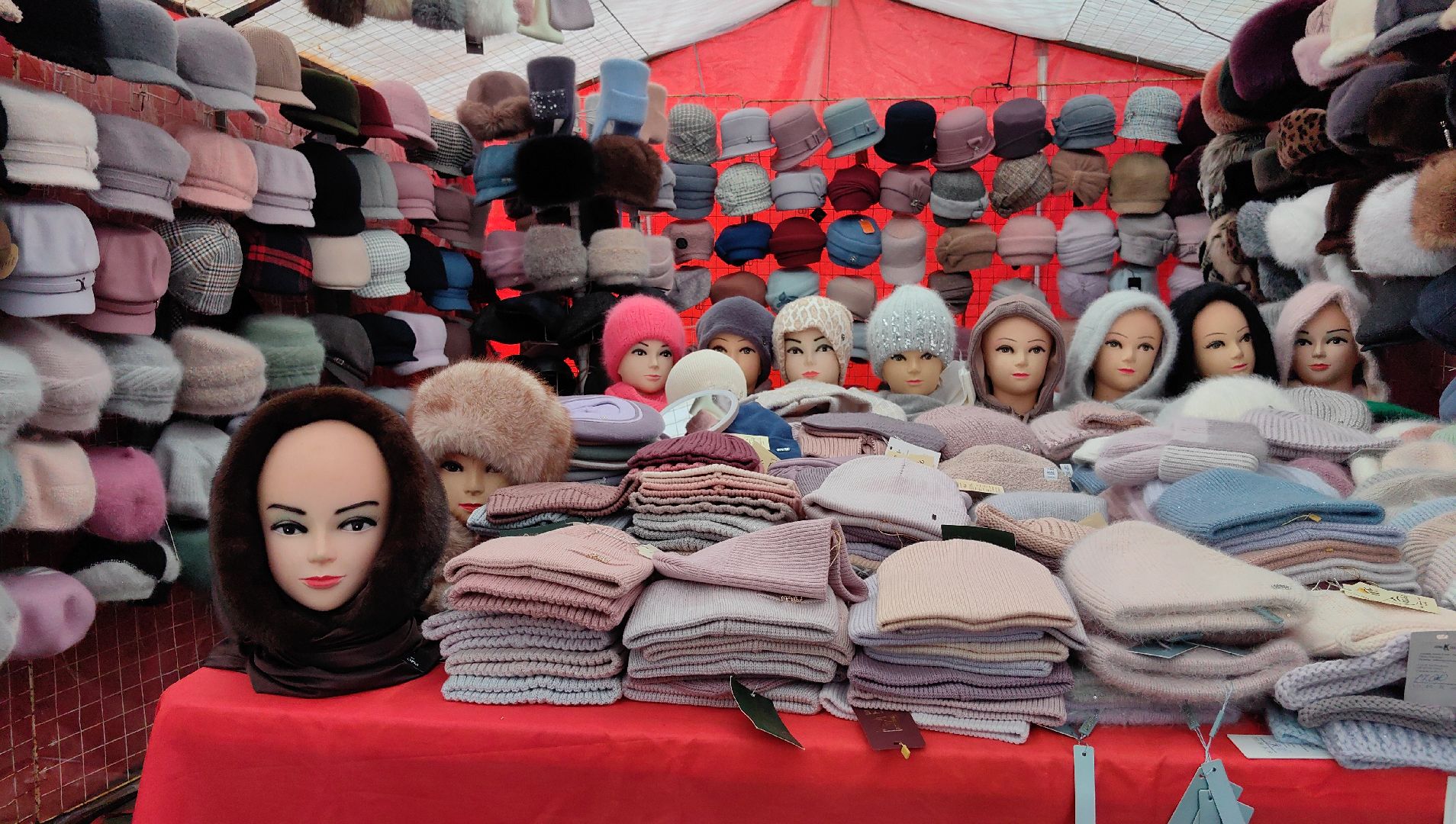 ярмарка,  носки, лосины, верблюжья  варежки,