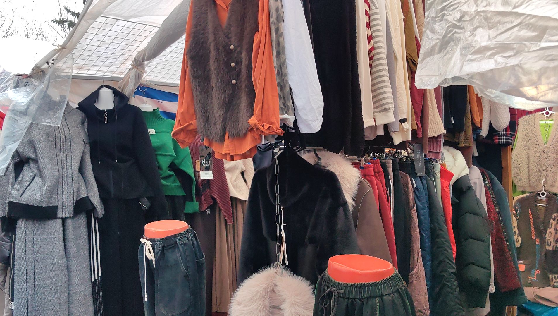 ярмарка,  носки, лосины, верблюжья  варежки,