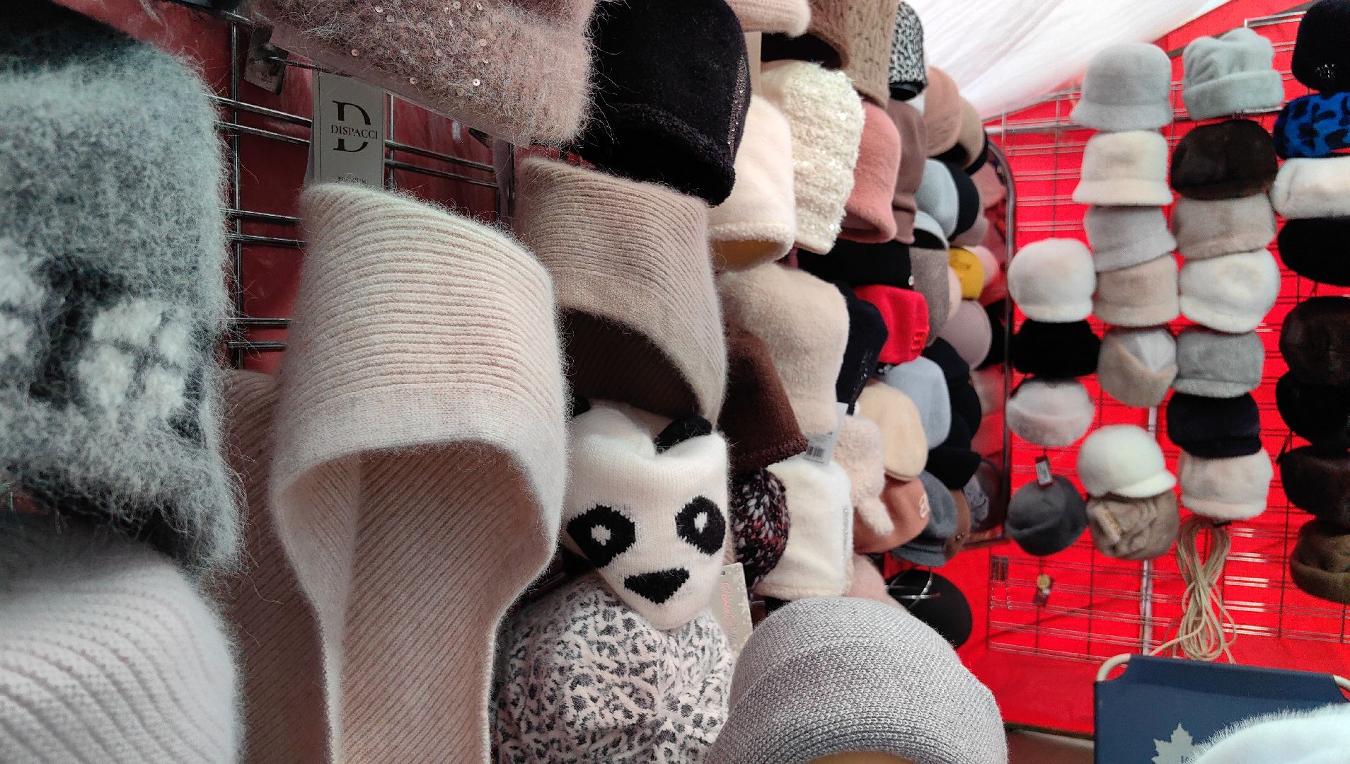 ярмарка,  носки, лосины, верблюжья  варежки,