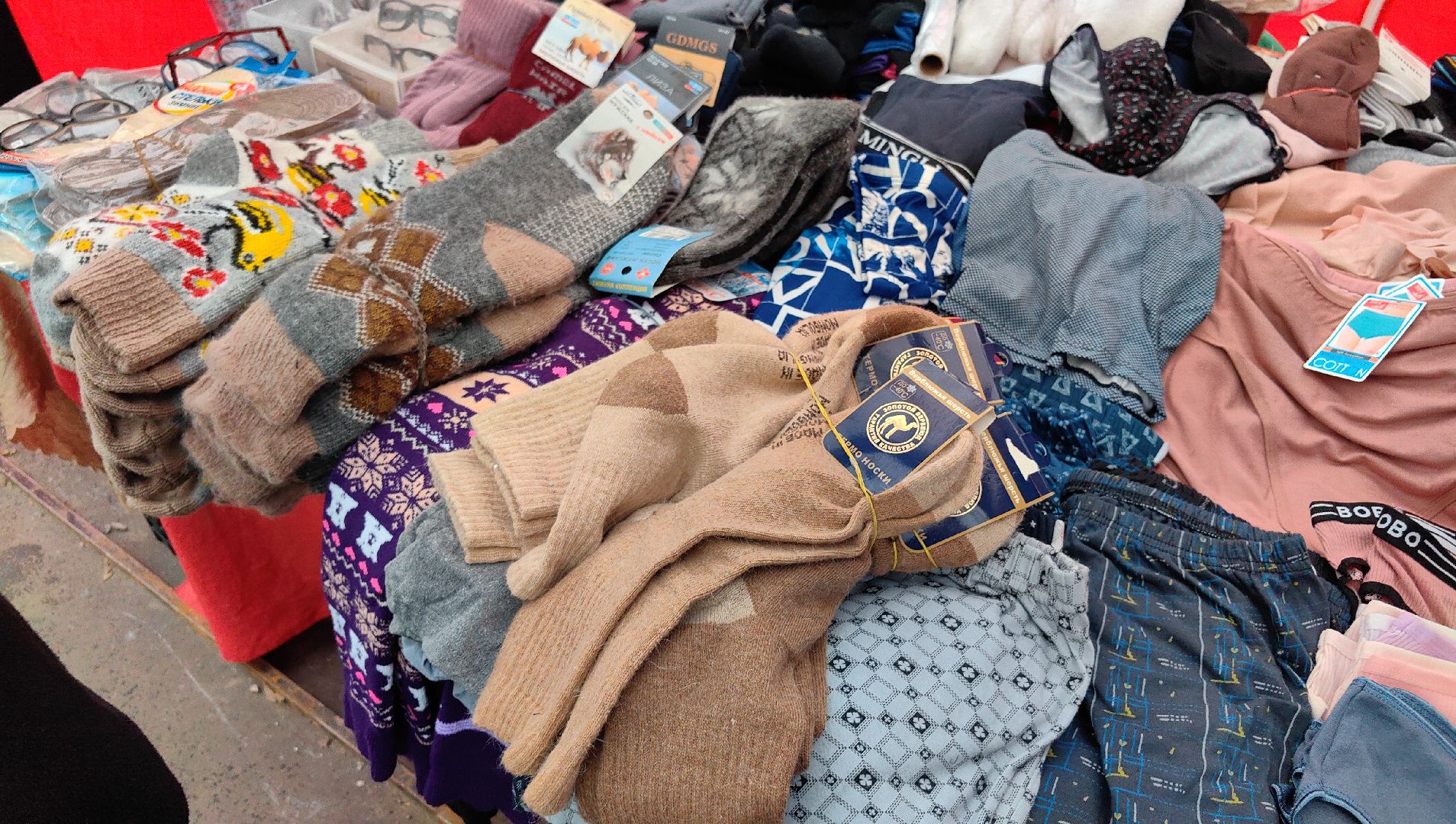 ярмарка,  носки, лосины, верблюжья  варежки,