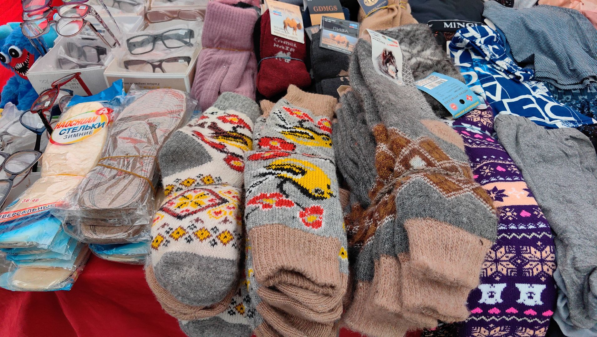 ярмарка,  носки, лосины, верблюжья  варежки,
