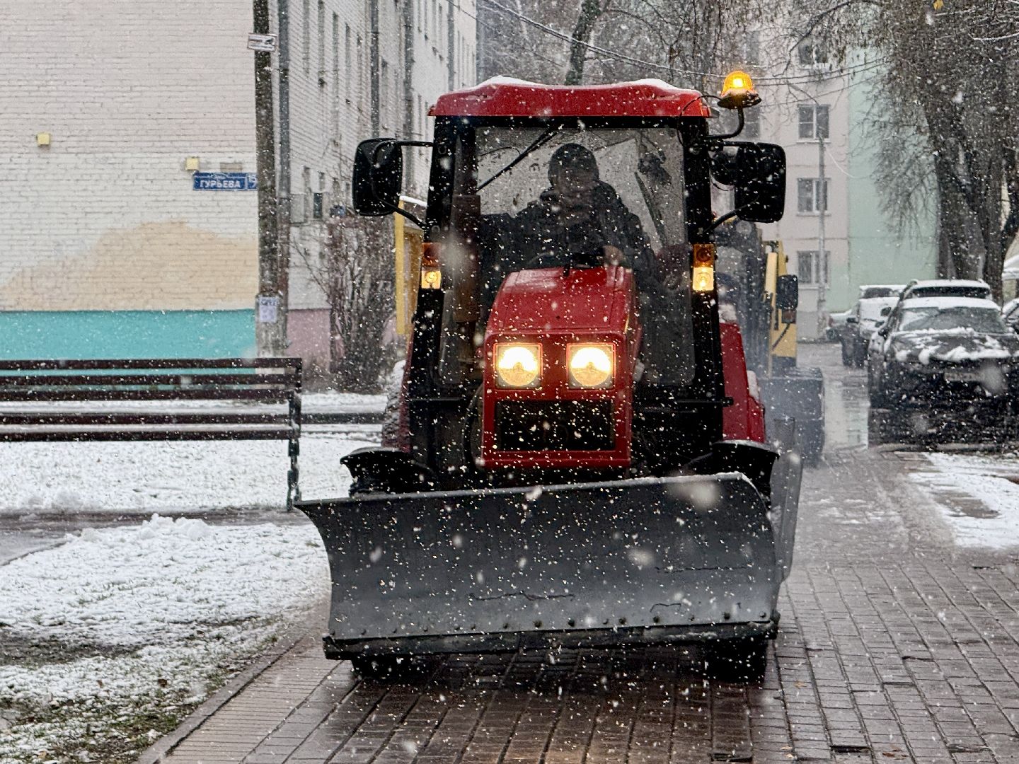 раменское, первый снег, уборка снега, коммунальные службы, обработка тротуаров,