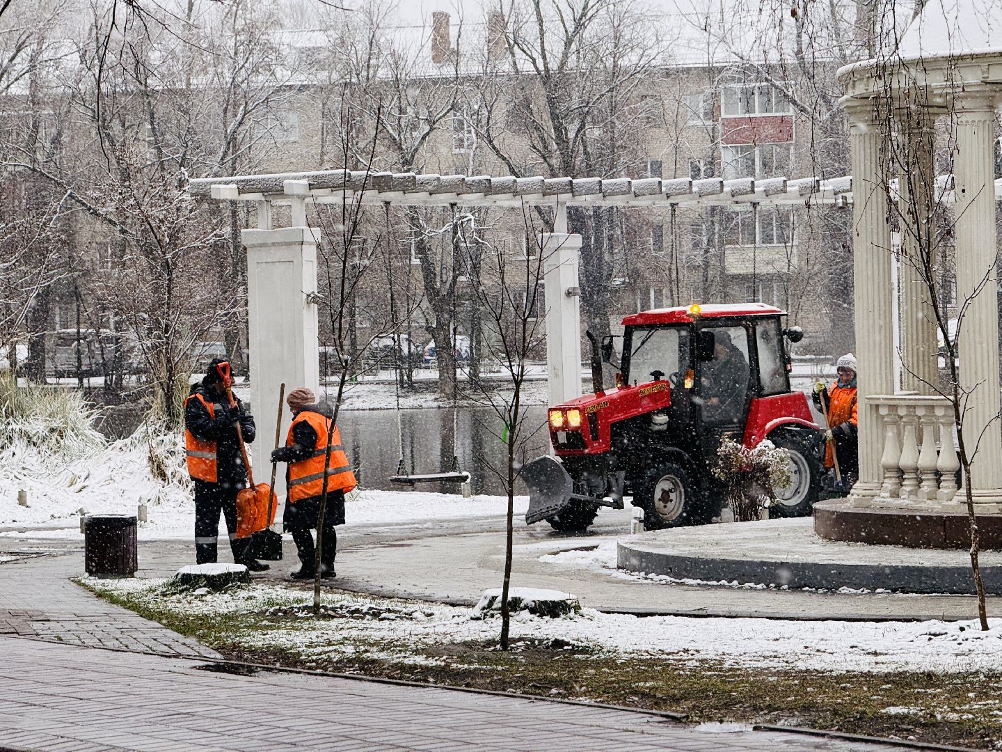 раменское, первый снег, уборка снега, коммунальные службы, обработка тротуаров,