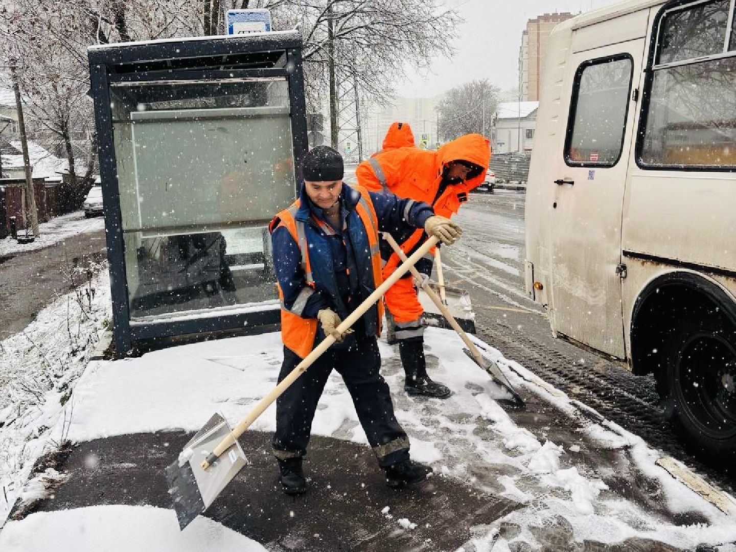 раменское, первый снег, уборка снега, коммунальные службы, обработка тротуаров,