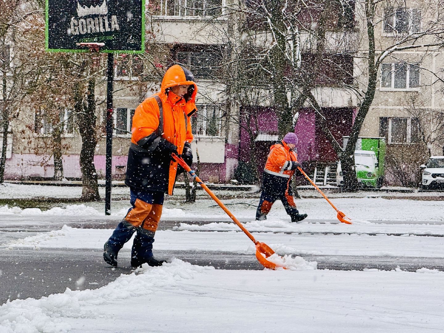 раменское, первый снег, уборка снега, коммунальные службы, обработка тротуаров,