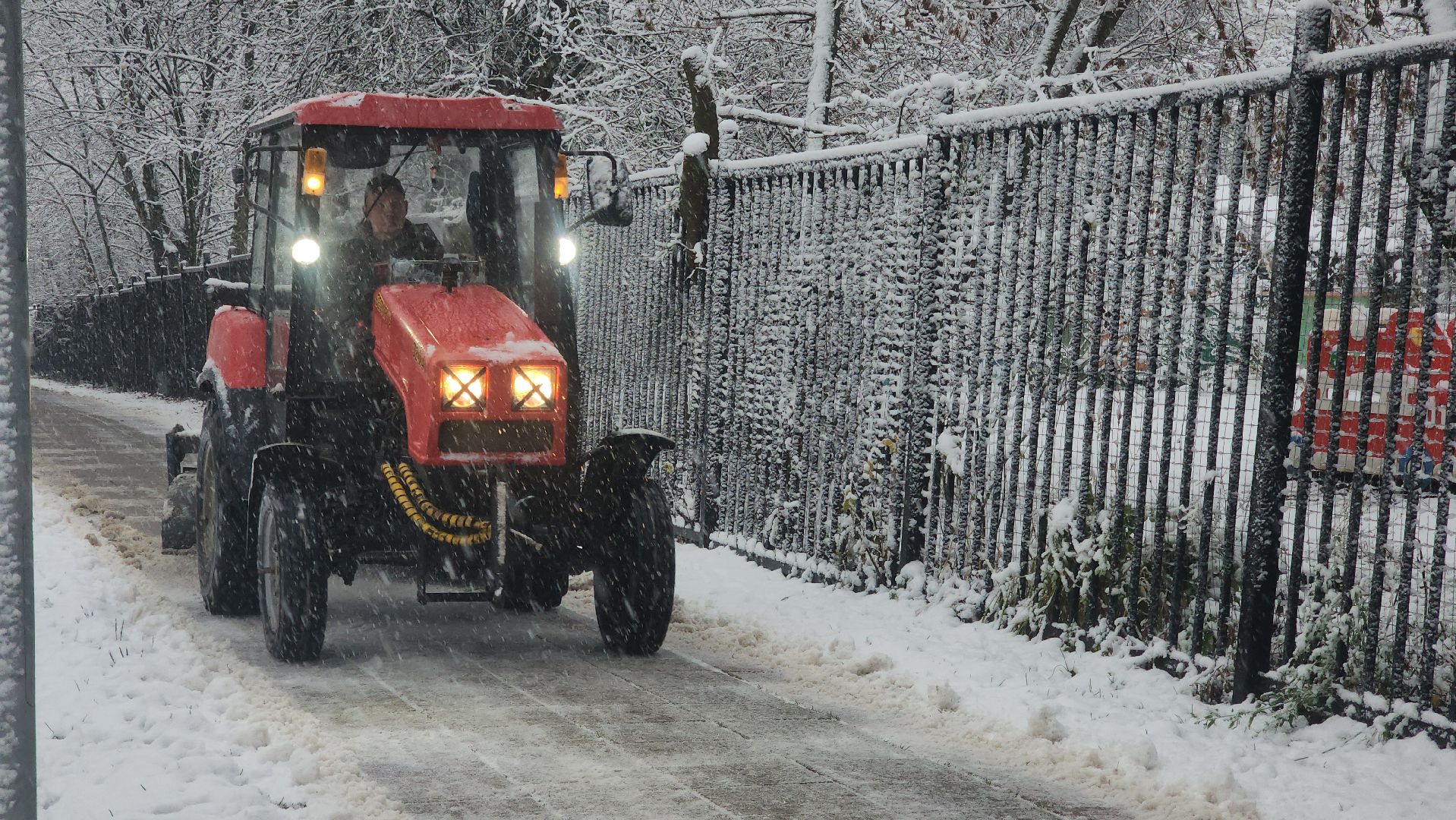 первый снег, уборка снега, красногорск,