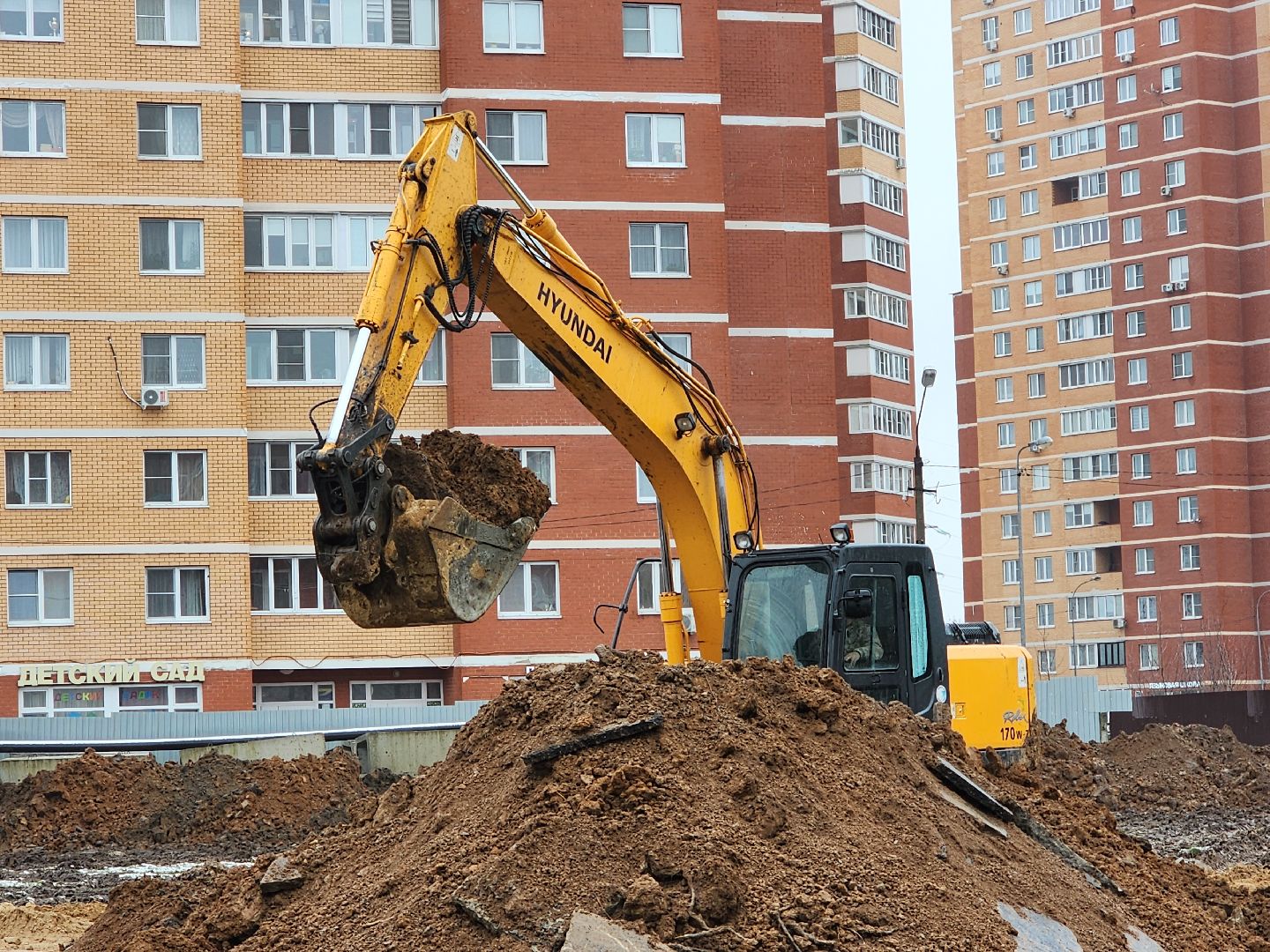 чехов, улица чехова 8а, гимназия 2, пристройка, новый корпус, строительство, реконструкция, прокладка инженерных сетей, водопровод, сеть водоснабжения, вынос кабелей, система электроснабжения, канализация, теплотрасса, котлован, фундамент, земляные работы, госпрограмма московской области,