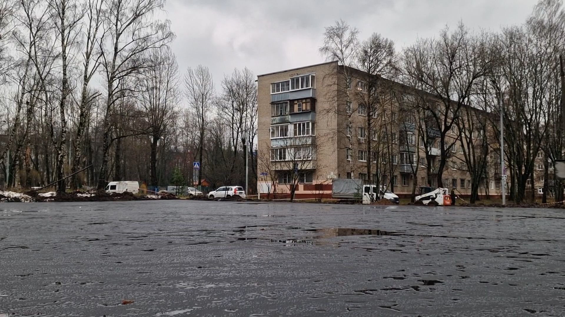 Бригада приступила к подготовке траншеи в Балашихе продолжается строительство теннисного корта, балашиха, теннисный корт на быковского балашихи,