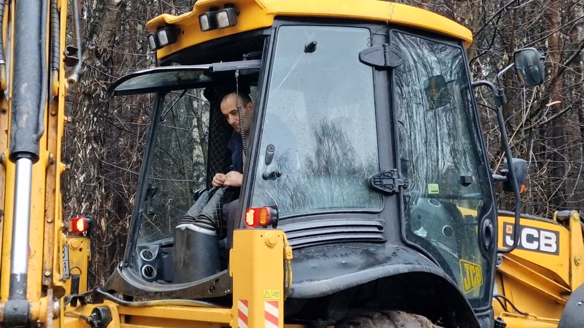Бригада приступила к подготовке траншеи в Балашихе продолжается строительство теннисного корта, балашиха, теннисный корт на быковского балашихи,