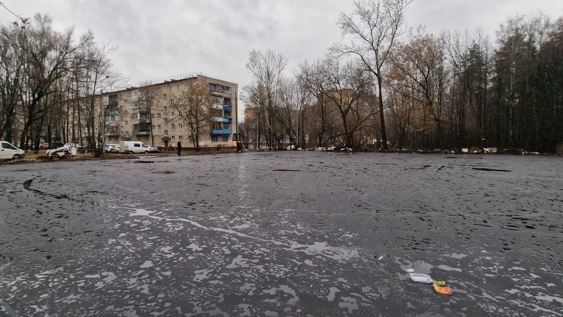 Бригада приступила к подготовке траншеи в Балашихе продолжается строительство теннисного корта, балашиха, теннисный корт на быковского балашихи,