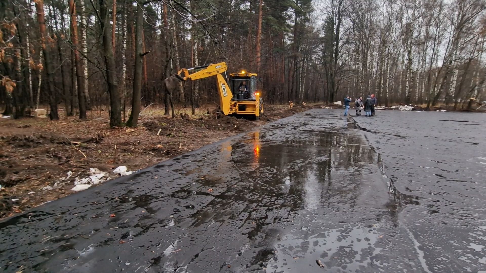Бригада приступила к подготовке траншеи в Балашихе продолжается строительство теннисного корта, балашиха, теннисный корт на быковского балашихи,
