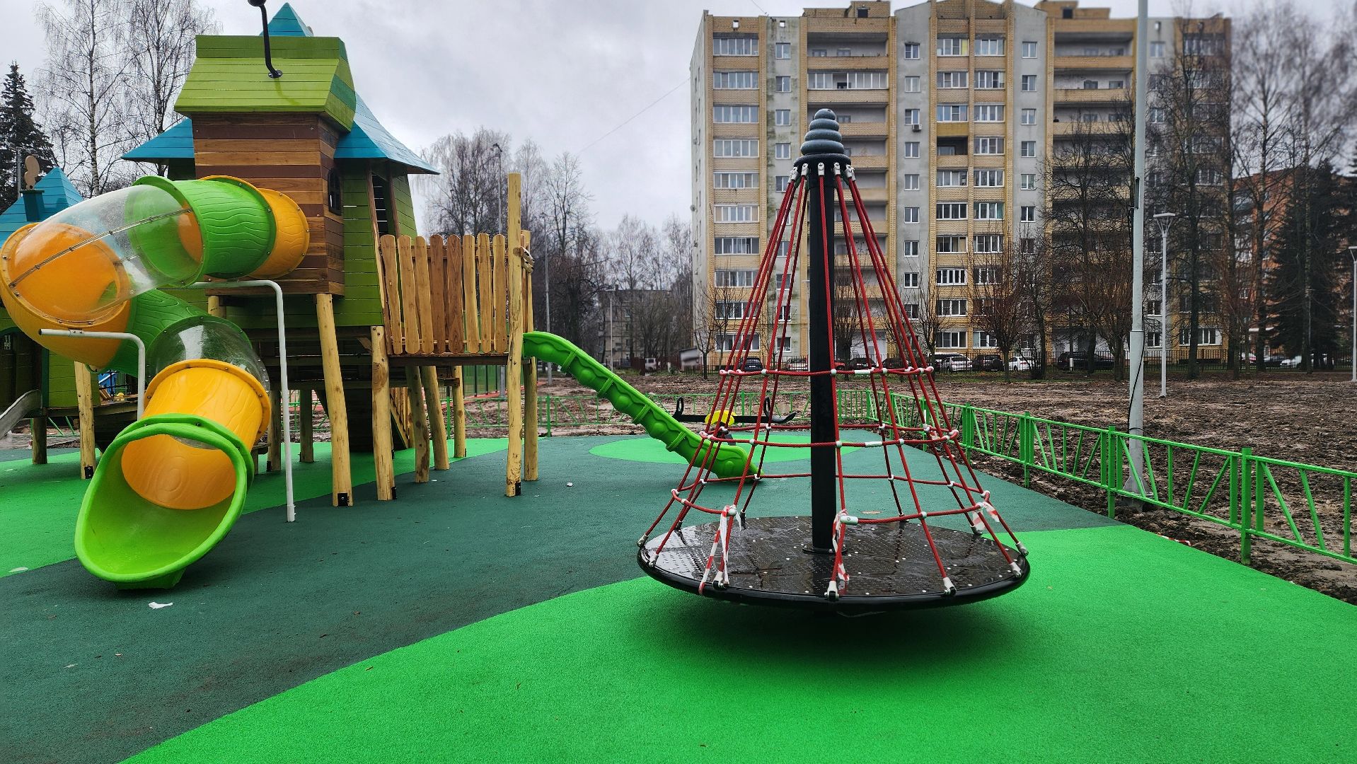 клин, благоустройство, молодежный сквер, парковые качели,