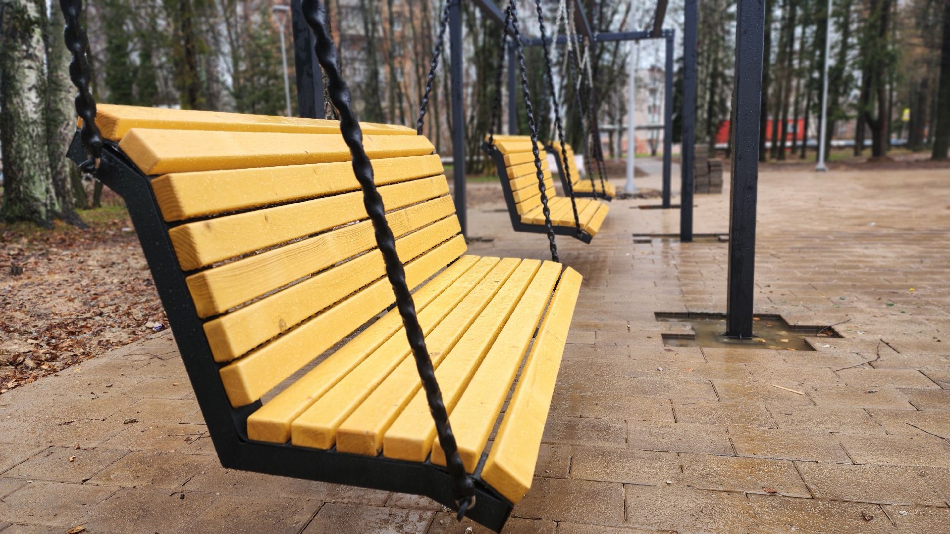 клин, благоустройство, молодежный сквер, парковые качели,