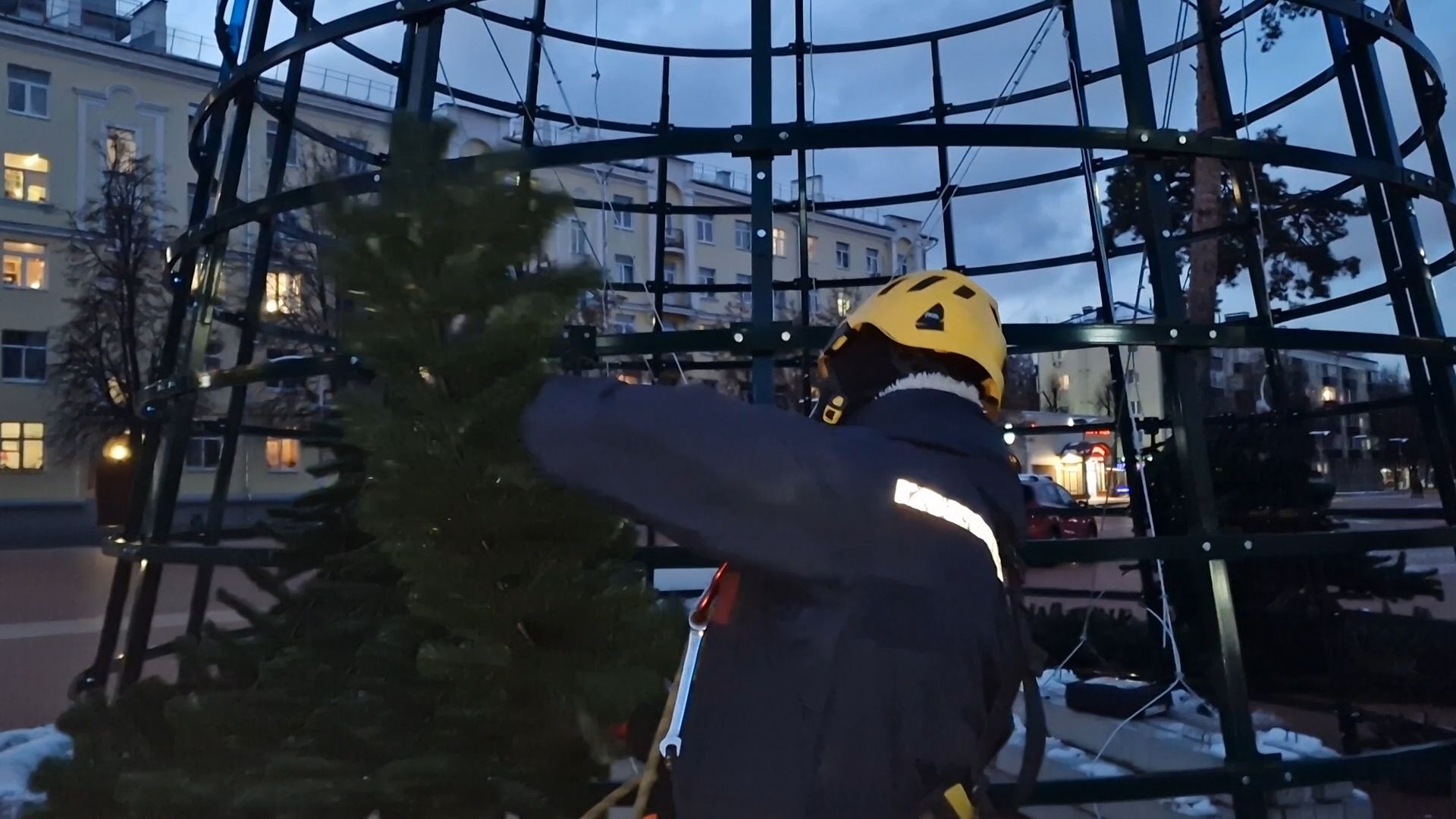 восемнадцатиметровую новогоднюю елку собирают на площади перед ледовым дворцом в балашихе, балашиха,