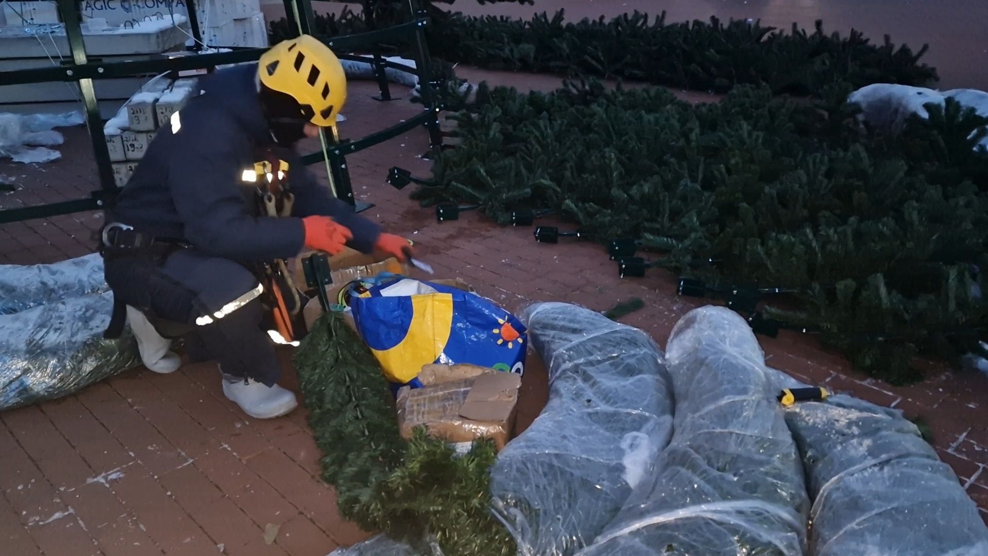 восемнадцатиметровую новогоднюю елку собирают на площади перед ледовым дворцом в балашихе, балашиха,