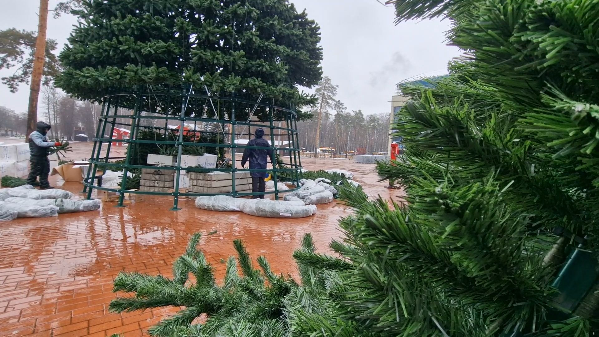 восемнадцатиметровую новогоднюю елку собирают на площади перед ледовым дворцом в балашихе, балашиха,