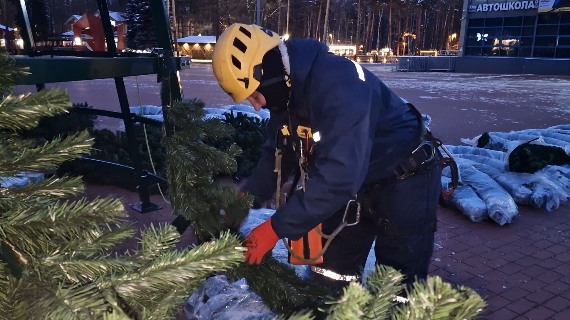 восемнадцатиметровую новогоднюю елку собирают на площади перед ледовым дворцом в балашихе, балашиха,