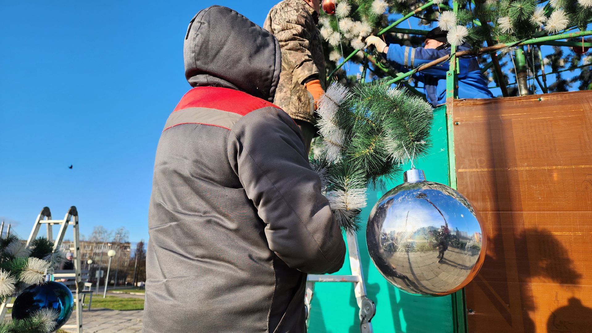 кашира, благоустройство, новогодняя елка, символ нового года, новый год, украшение города к новому году,
