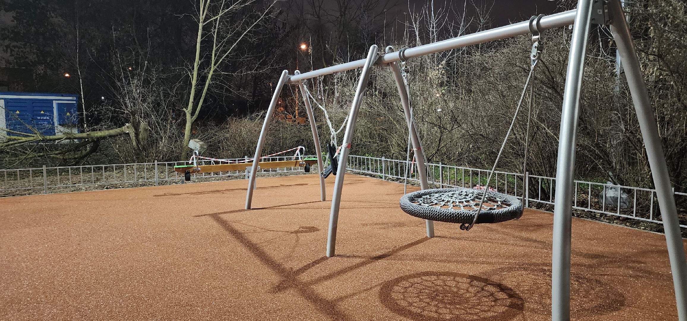 долгопрудный, молодежная улица, детская площадка, резиновое покрытие,горка, скамейка,