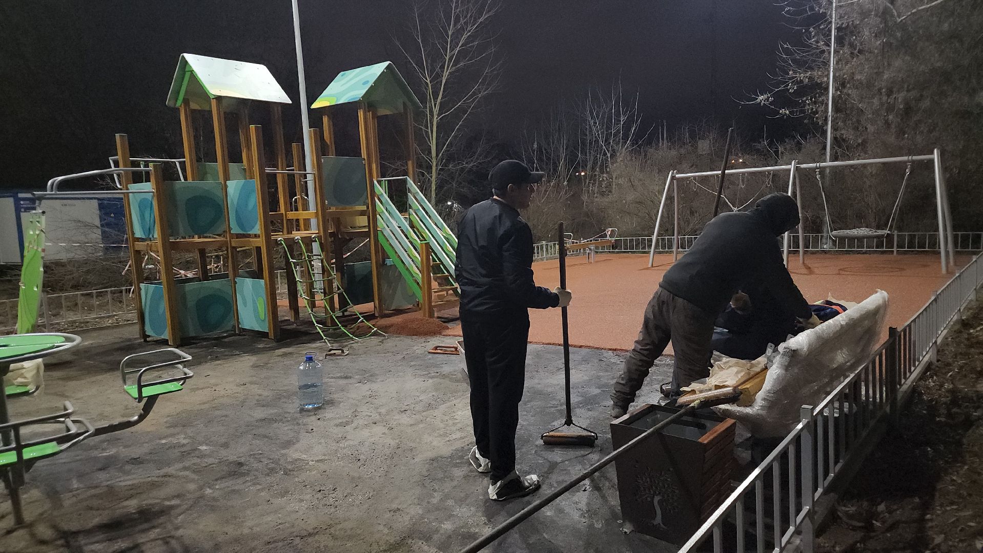 долгопрудный, молодежная улица, детская площадка, резиновое покрытие,горка, скамейка,