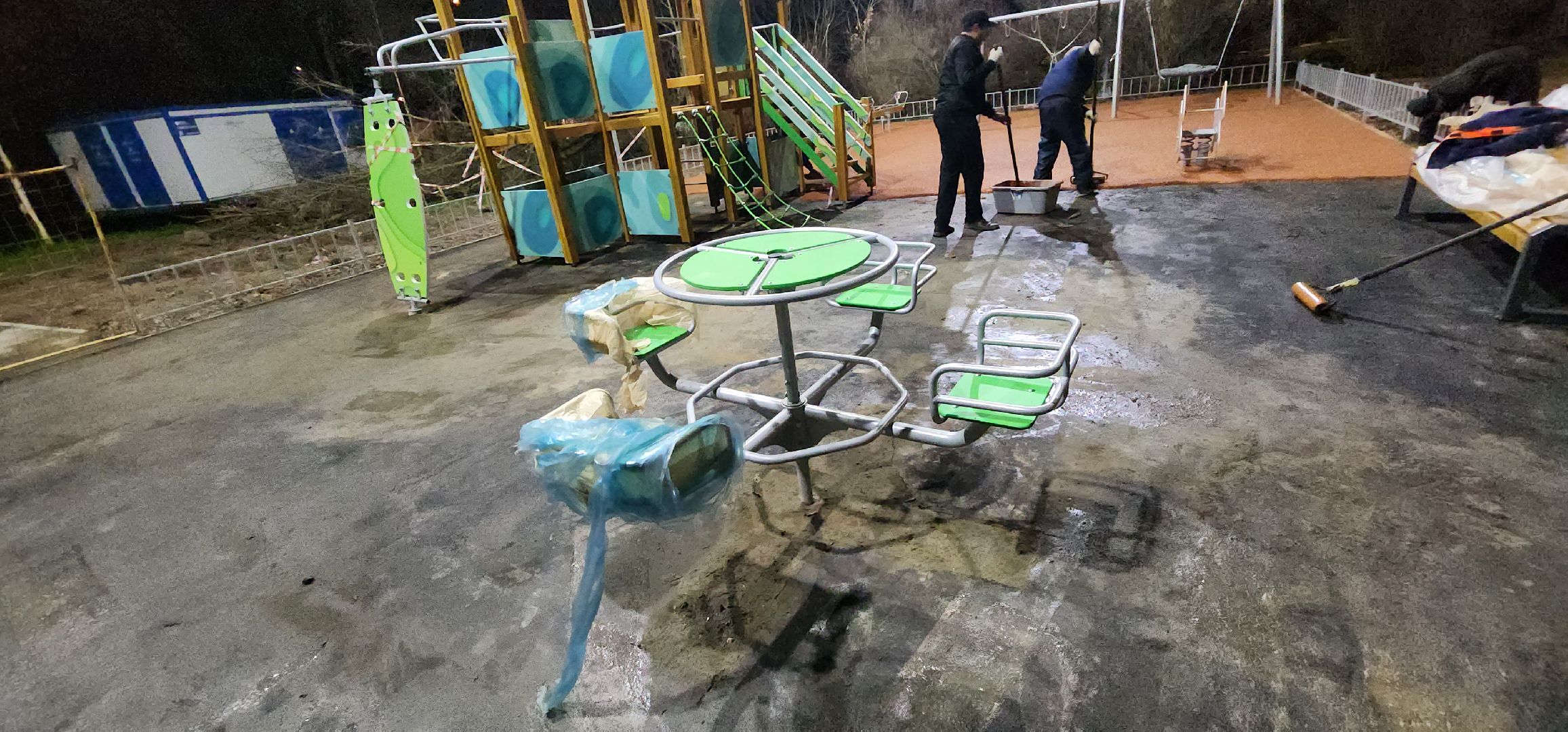 долгопрудный, молодежная улица, детская площадка, резиновое покрытие,горка, скамейка,