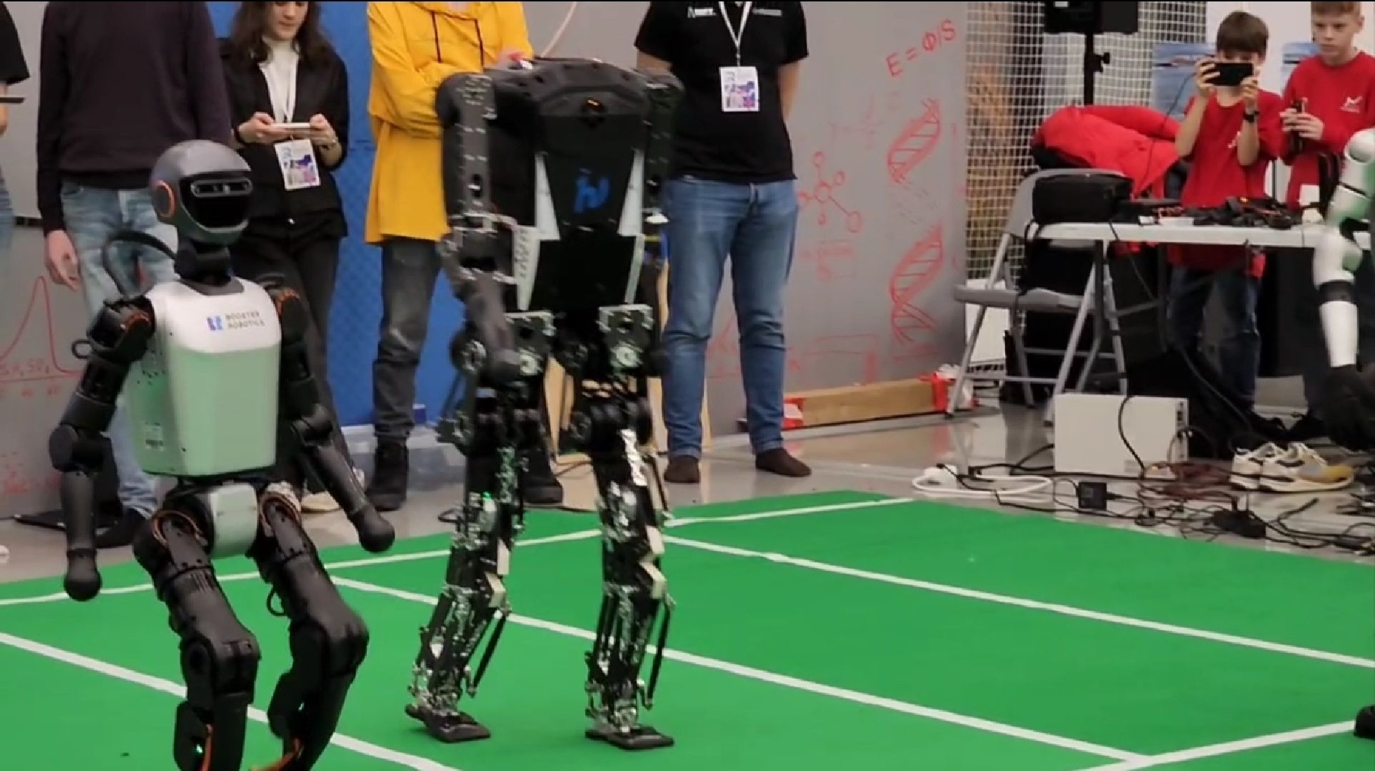 долгопрудный, физтех-лицей, мфти, лаборатория волновых процессов, гуманоидные роботы, робоспорт, забег роботов, алгоритм, тяжелый гуманоидный робот,