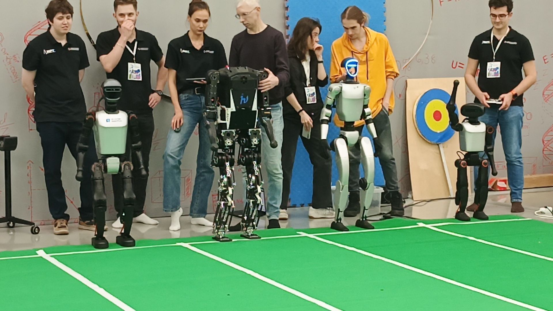 долгопрудный, физтех-лицей, мфти, лаборатория волновых процессов, гуманоидные роботы, робоспорт, забег роботов, алгоритм, тяжелый гуманоидный робот,