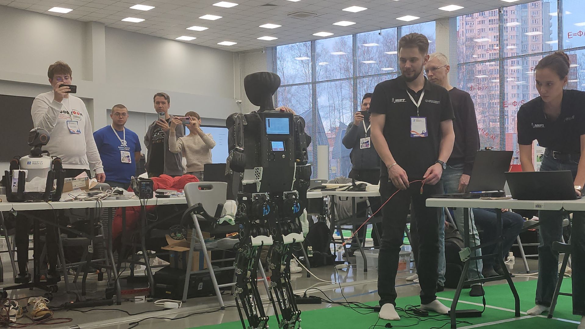 долгопрудный, физтех-лицей, мфти, лаборатория волновых процессов, гуманоидные роботы, робоспорт, забег роботов, алгоритм, тяжелый гуманоидный робот,