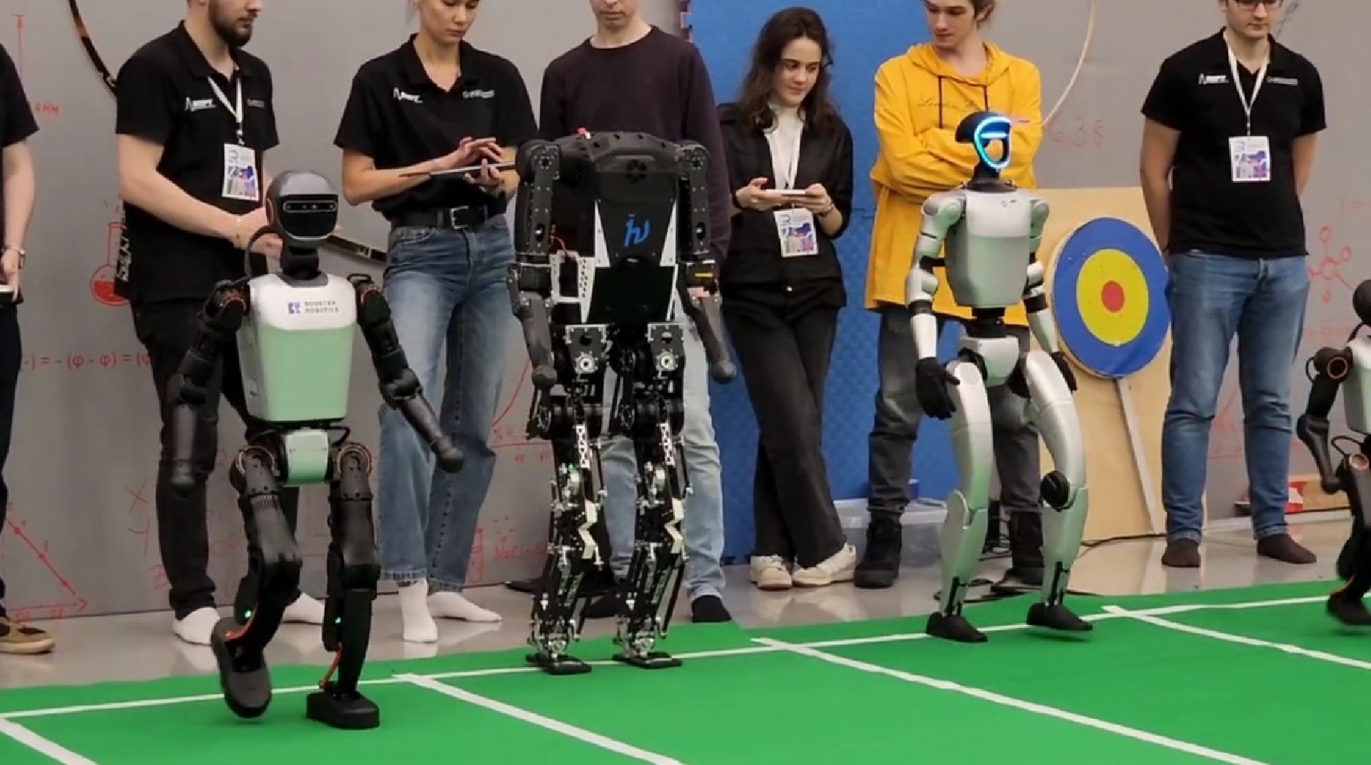 долгопрудный, физтех-лицей, мфти, лаборатория волновых процессов, гуманоидные роботы, робоспорт, забег роботов, алгоритм, тяжелый гуманоидный робот,