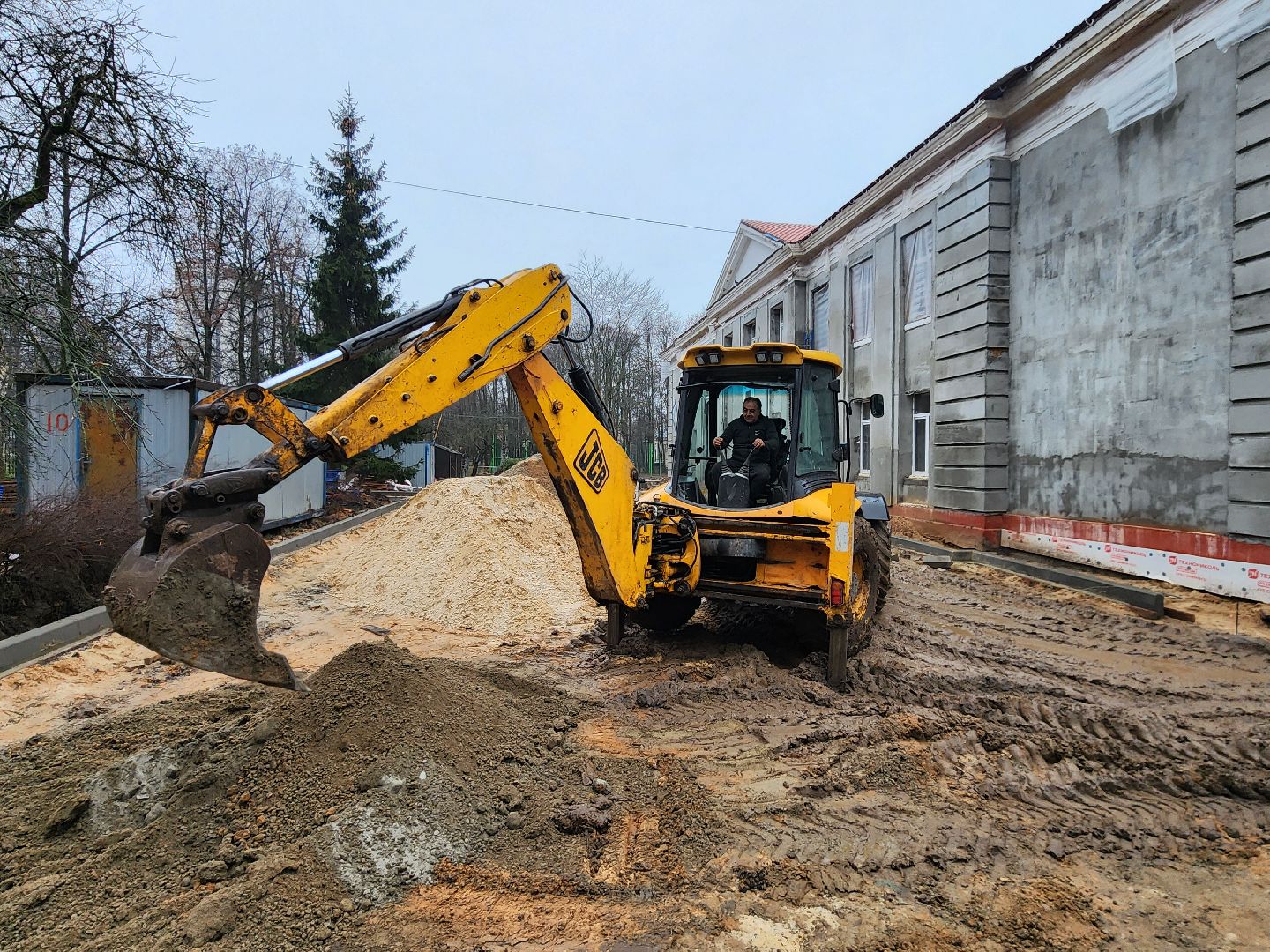 чехов, улица чехова 27, центр развития творчества детей и юношества, центр детского творчества, капремонт здания, капитальный ремонт, реконструкция, обновление, благоустройство территории, детские площадки, пешеходные дорожки, проходы и проезды, замена покрытия, фасадные работы, замена кровли, перекрытия, госпрограмма московской области, строительство и капремонт социальных объектов,