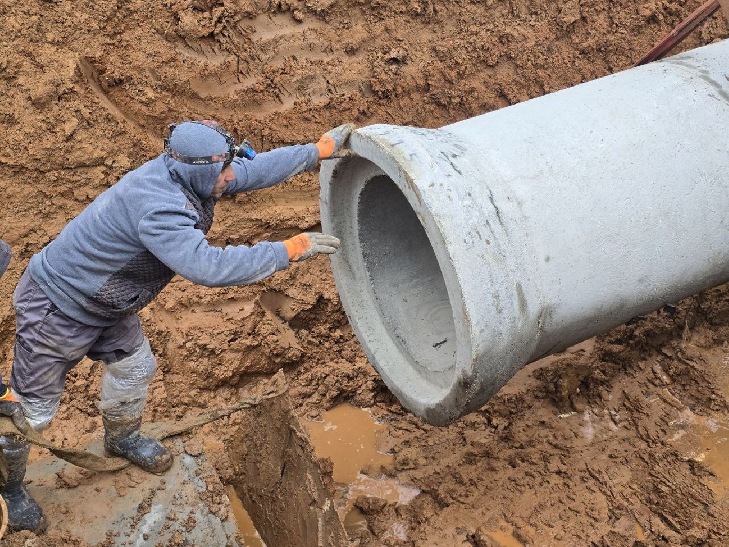 можайск, можайский муниципальный округ, подмосковье, жкх, капремонт сетей, Мособлтепло, Развитие инженерной инфраструктуры и отрасли обращения с отходами на 2023-2028 гг, канализационный коллектор , коммунальщики ,