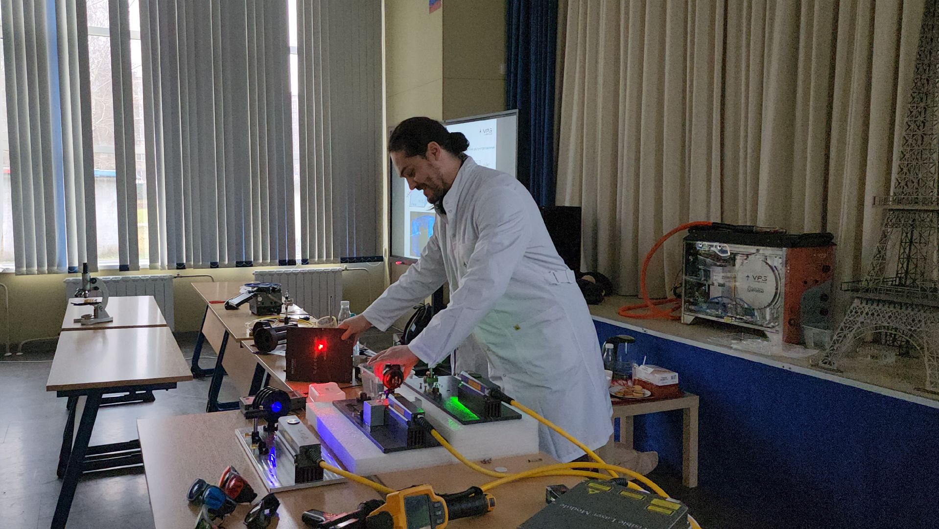 фрязино, Урок для школьников, Производство лазеров,