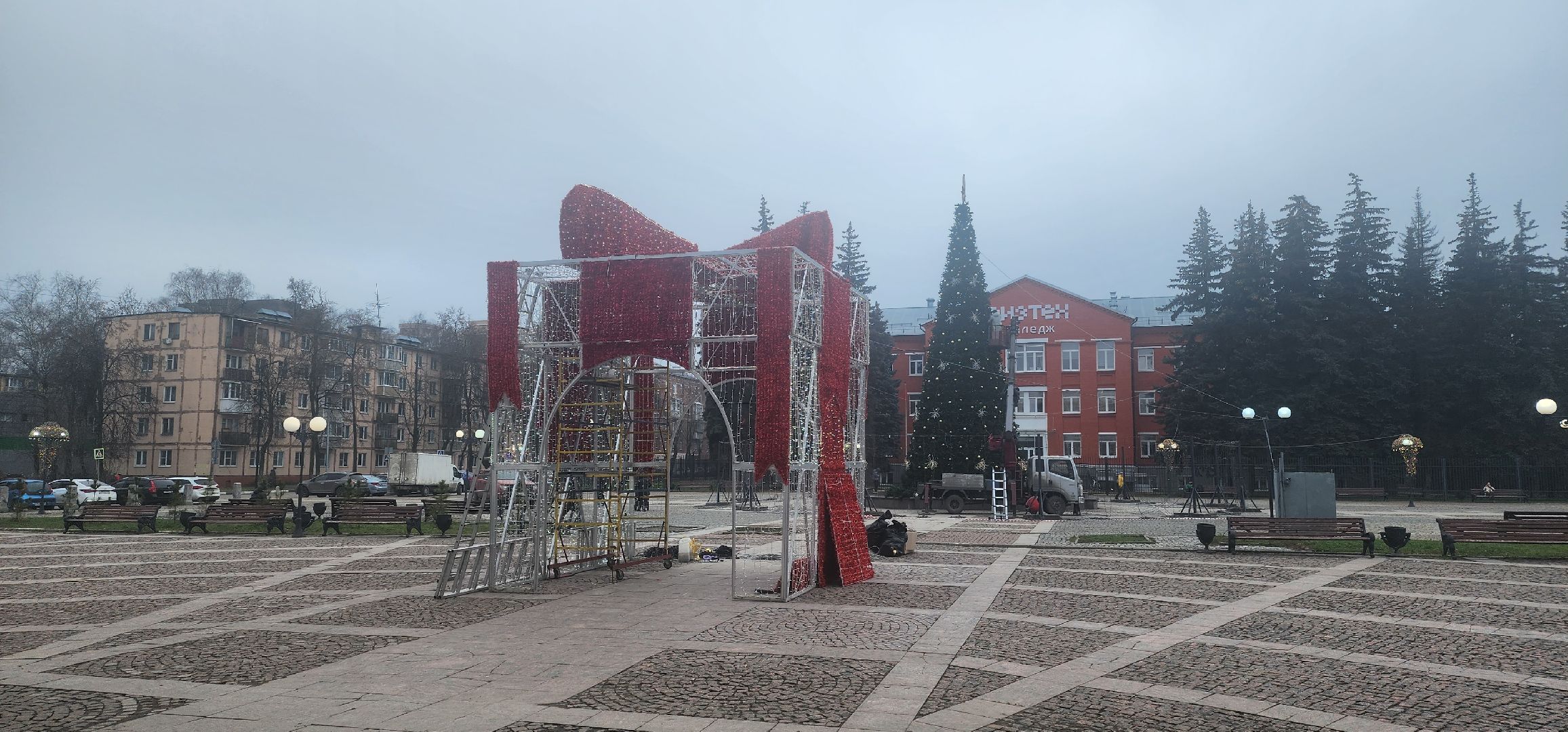 зима в подмосковье 2025, дк вперед, ёлка, шатер из гирлянд, новогодняя инсталляция, гигантская коробка,площадь собина,