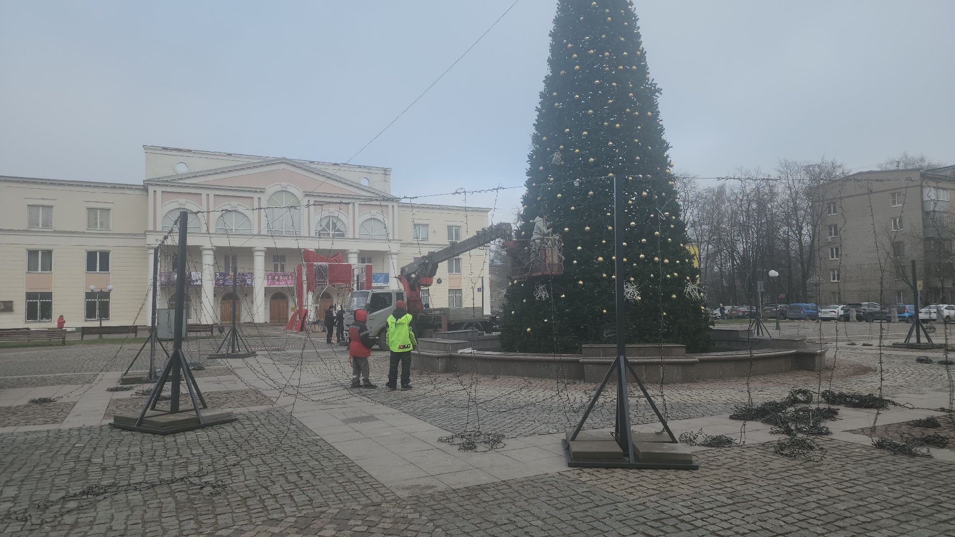 зима в подмосковье 2025, дк вперед, ёлка, шатер из гирлянд, новогодняя инсталляция, гигантская коробка,площадь собина,