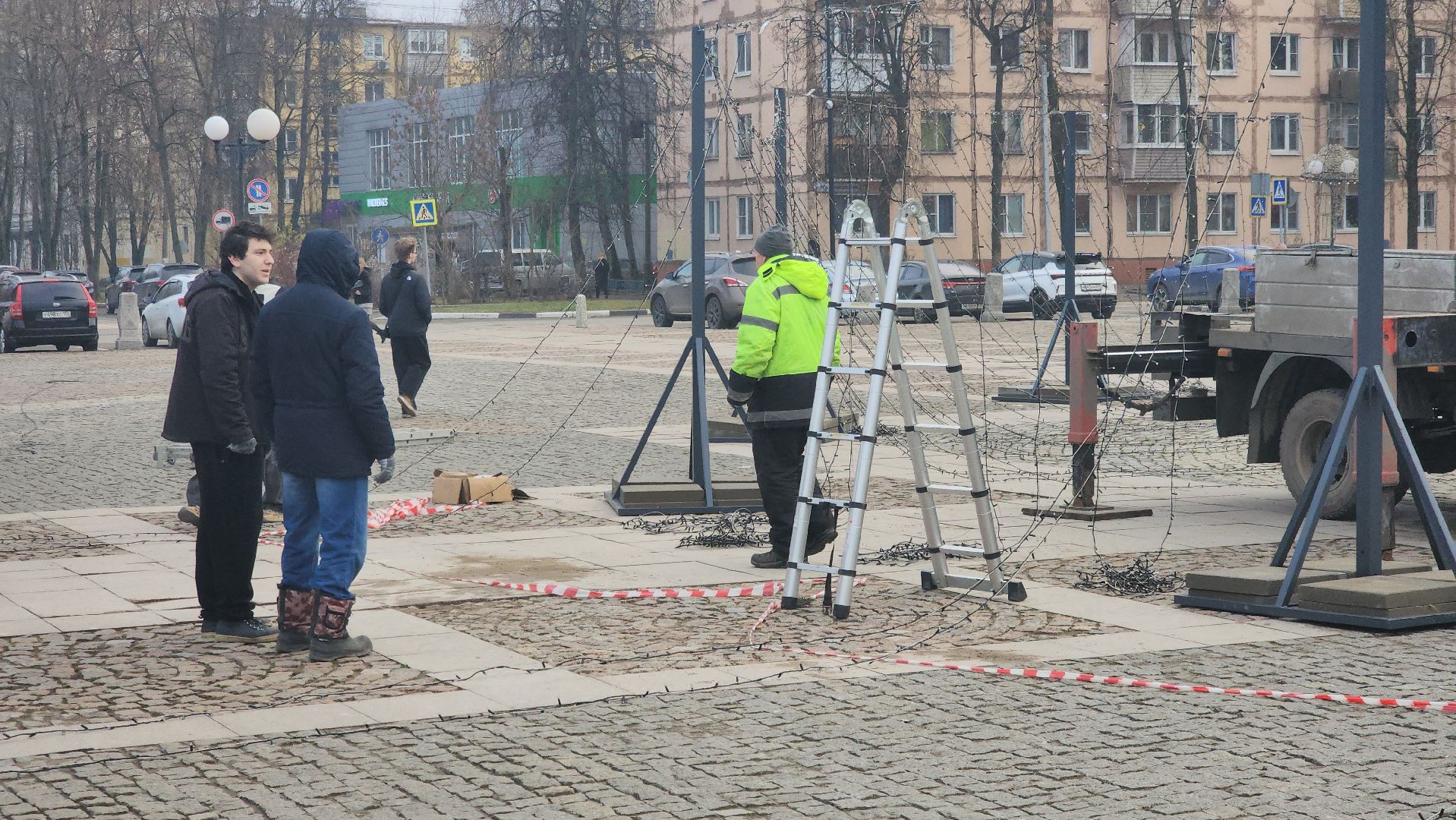 зима в подмосковье 2025, дк вперед, ёлка, шатер из гирлянд, новогодняя инсталляция, гигантская коробка,площадь собина,