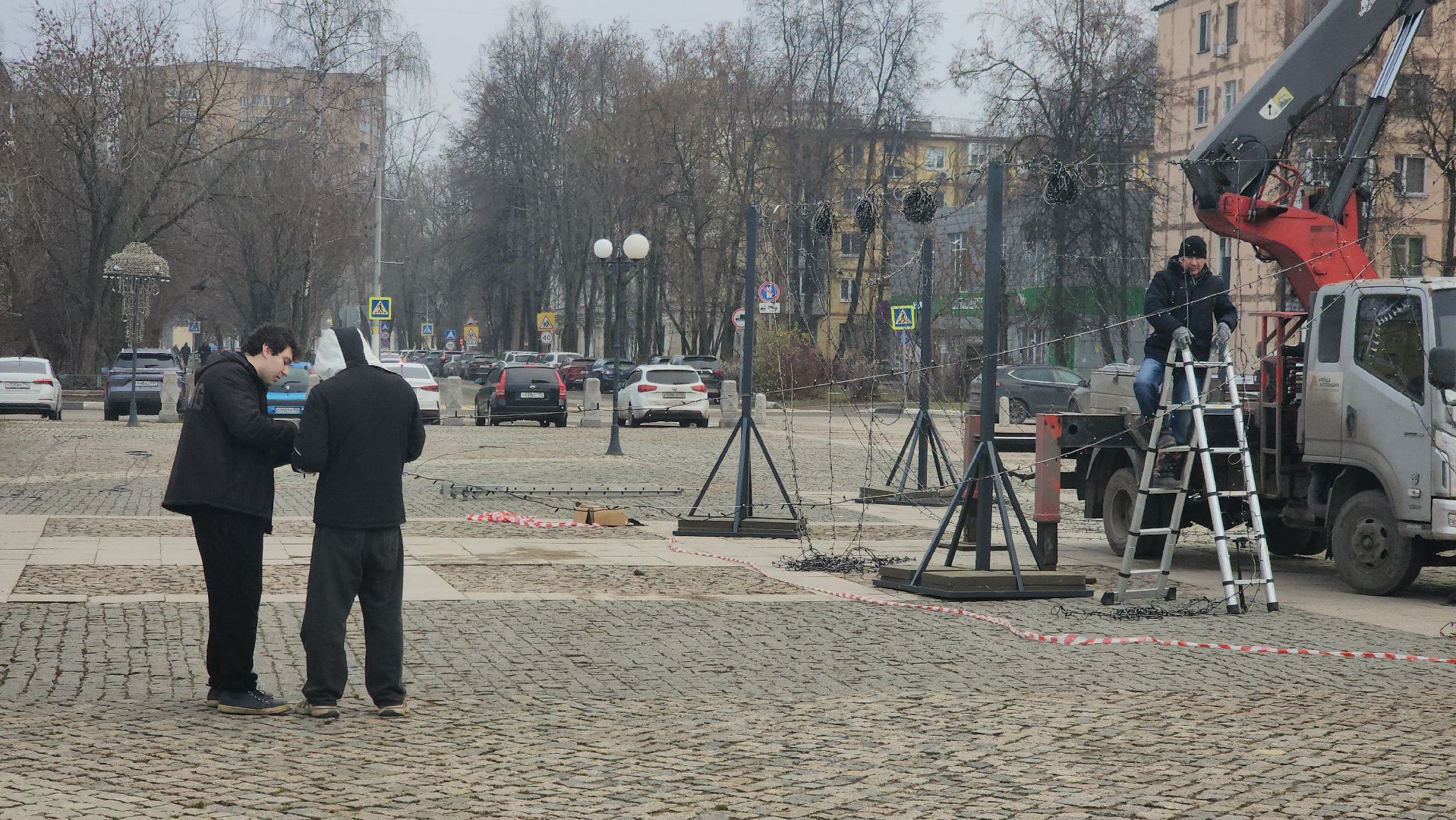 зима в подмосковье 2025, дк вперед, ёлка, шатер из гирлянд, новогодняя инсталляция, гигантская коробка,площадь собина,