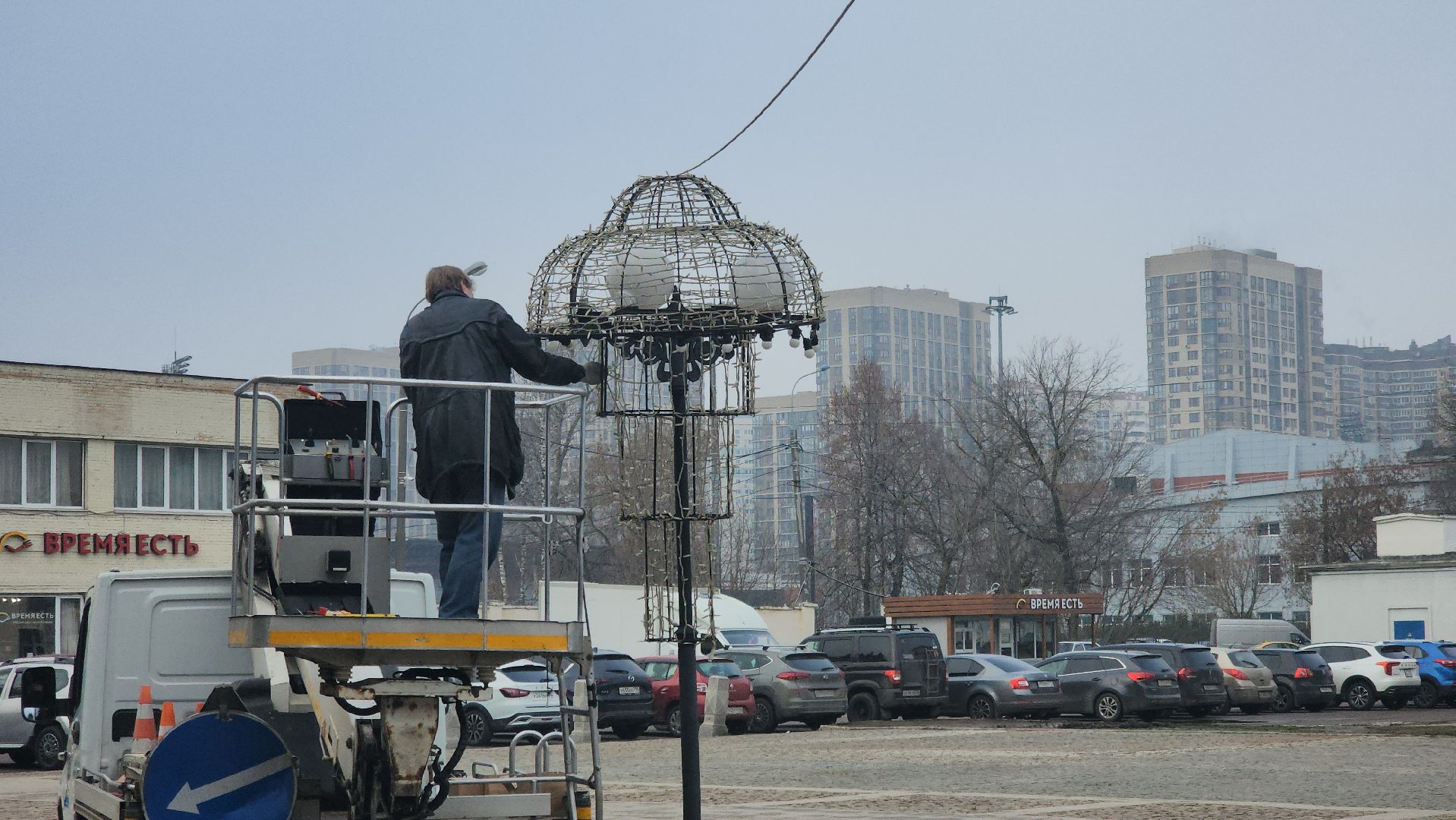 зима в подмосковье 2025, дк вперед, ёлка, шатер из гирлянд, новогодняя инсталляция, гигантская коробка,площадь собина,