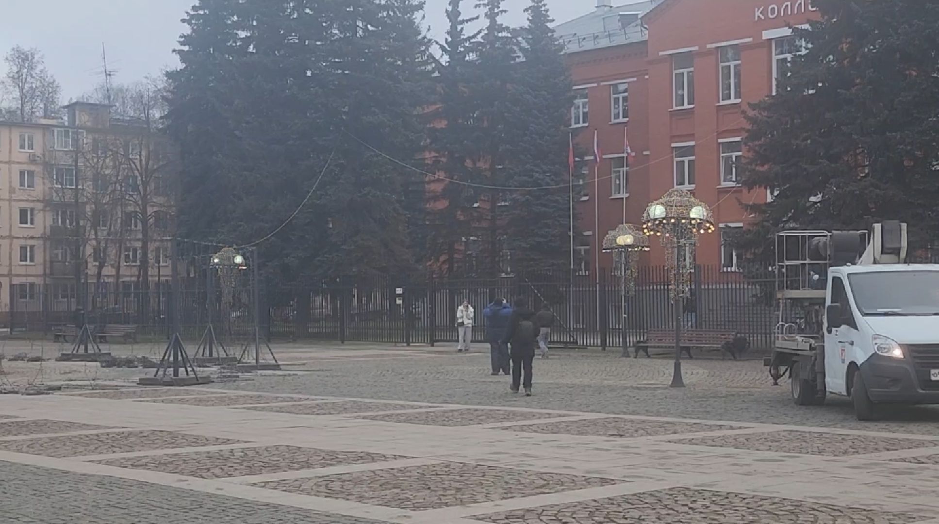 зима в подмосковье 2025, дк вперед, ёлка, шатер из гирлянд, новогодняя инсталляция, гигантская коробка,площадь собина,