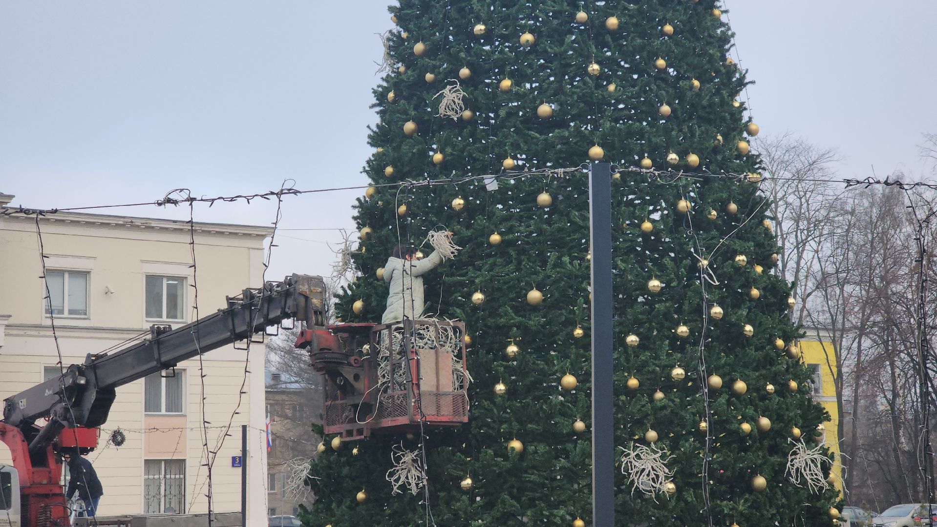 зима в подмосковье 2025, дк вперед, ёлка, шатер из гирлянд, новогодняя инсталляция, гигантская коробка,площадь собина,