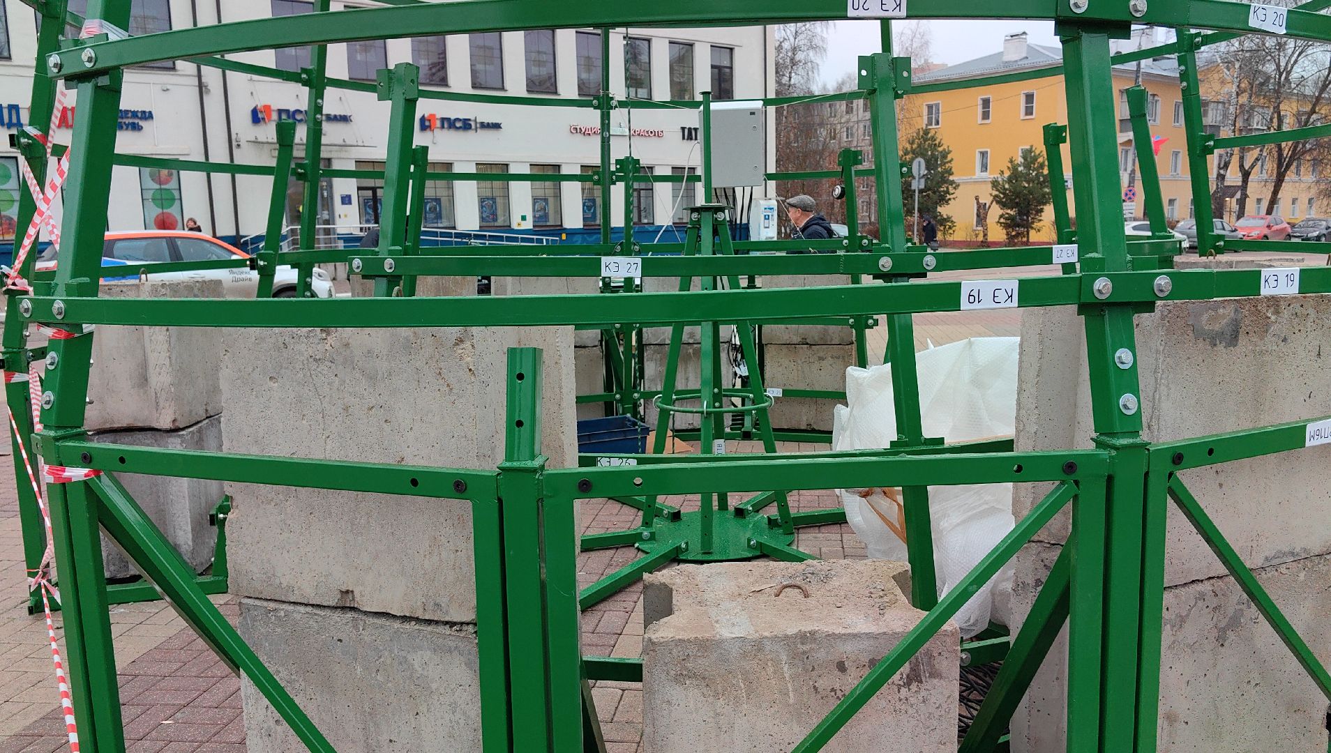 елка, монтаж, шары, шишки, площадь,