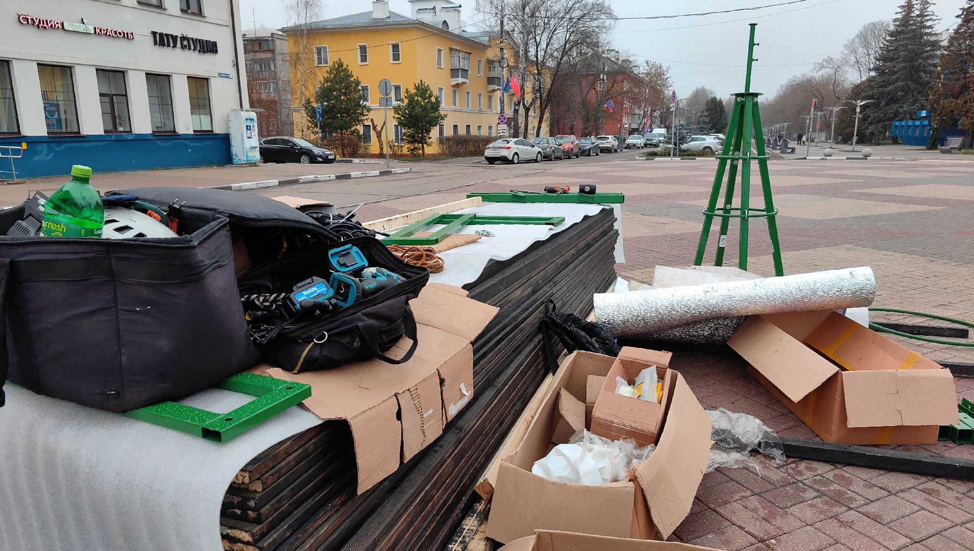 елка, монтаж, шары, шишки, площадь,